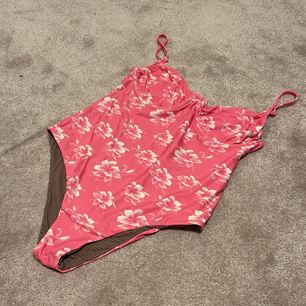 Acacia Marlow in Neon Orchid L